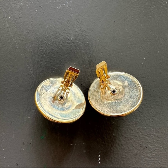 Vintage Oversized Faux Pearl Earrings Gold Tone Textured Rim Clip On 80s 90s - Picture 8 of 8